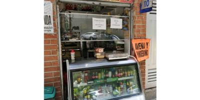 Si buscas un espacio comercial estratégico, funcional y bien ubicado, este local en San Diego es la opción perfecta para tu negocio. Con un área de 5 metros cuadrados y un diseño de concepto abierto, es ideal para emprendedores, profesionales independientes o pequeñas empresas que desean establecerse en una zona de alto tráfico y gran conectividad.

Equipado con aire acondicionado, este local garantiza comodidad en todo momento. Ubicado en estrato 5, te ofrece una excelente visibilidad y cercanía a importantes puntos comerciales y empresariales de Medellín. A solo unas cuadras del centro comercial San Diego, tendrás acceso a una gran variedad de comercios, restaurantes y servicios, además de contar con excelentes rutas de transporte y vías principales que facilitan la movilidad tanto para clientes como para proveedores.

El edificio cuenta con vigilancia 24 horas, brindando seguridad y tranquilidad para operar sin preocupaciones. También dispone de parqueadero común, lo que facilita el acceso y la comodidad para quienes visiten tu negocio.

Con nosotros, arrendar es más fácil que nunca. El proceso es completamente virtual, rápido y sin costo con la aseguradora El Libertador. Olvídate de trámites engorrosos y asegura este local de manera ágil y sencilla.

No pierdas la oportunidad de establecer tu negocio en una de las mejores zonas comerciales de Medellín. Contáctanos hoy mismo y agenda tu visita.

CODIGO L-094
