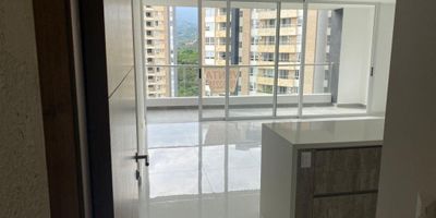 VENTA Descubre la elegancia y comodidad en este exclusivo apartamento de 3 habitaciones y 2 baños, con 126 metros cuadrados de espacio para disfrutar. Con una ubicación privilegiada, este inmueble cuenta con 2 parqueaderos para tu conveniencia. Su diseño moderno y acabados de alta calidad crean un ambiente acogedor y sofisticado. Vive la experiencia de lujo y confort en cada rincón de este hogar. ¡Bienvenido a tu nuevo estilo de vida! KATALINA CARDONA 3008009649