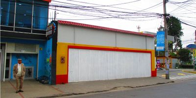 Se vende bodega ubicada en el centro de Fontibón

Consta de un área de 300mts, con un mezanine de 120 mts.  En el primer nivel cuenta con un zona totalmente libre, en el segunda área de oficinas, cocineta y 4 baños.

Excelente ubicación, sobre la carrera 99, muy cerca de la vía el ferrocarril y a una cuadra de la carrera 100.  Al lado se encuentra una estación de servicio y un justo y bueno, hacia el sur se encuentran las capillas de la fe, bancos, y comercio en general.  Las vías de acceso son pavimentadas, y la zona cuenta con buen sistema de transporte.

Servicios de agua y luz monofásica
