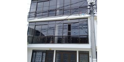 SE VENDE CASA EN PRADERAS DE SANTA RITA SEGUNDA ETAPA - IBAGUE

La casa consta de 4 pisos construidos en un lote de 84mt2

En el primer piso cuenta con un apartamento independiente, de tres alcobas, sala comedor, cocina integral, dos baños, patio de ropas, y parqueadero.

En la parte superior se encuentra un apartamento tipo dúplex, con terraza, el cual consta en el primer nivel sala, habitación principal con baño y vestier, comedor, cocina integral, zona de lavado y baño social. En el segundo nivel se encuentran tres habitaciones, baño, y dos salas.  Finalmente cuenta con una terraza que tiene cubierta, cuarto auxiliar, zona de bbq y baño.

Cuenta con una excelente distribución de espacios, se maneja una altura de 2.80mts, ventanas de piso a techo, pisos en cerámica y la terraza cuenta con césped artificial.

Ubicada cerca de ciudadela Comfenalco en praderas de Santa Rita, etapa 2, cerca del mega parque.
