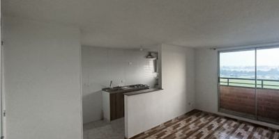 Se arrienda apartamento en C.R. Murano - Madrid la Prosperidad

De 50m2, con vista exterior, ubicado en un 11vo piso (Torre 3 Apto 1120), acceso por ascensor. Consta de 3 habitaciones una de ellas con closet y baño privado don division en vidrio, baño auxiliar con division en vidrio, sala comedor con balcón, cocina semi integral y zona de lavandería y calentador. Tiene piso cerámica en todas sus zonas.

El conjunto cuenta con zonas verdes, zonas infantiles, BBQ, salón de juegos, gimnasio, piscina, salon social, bicicletero, parqueadero comunal y vigilancia privada las 24 horas.

Ubicado en zona de amplio esparcimiento habitacional, cerca a centro comercial Madrid; almacenes de cadena como Colsubsidio, Ara y D1.  El sistema de Transporte tiene salidas  por la Calle 13 y Calle 80 
