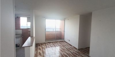 Se arrienda apartamento en C.R. Murano - Madrid la Prosperidad

De 50m2, con vista exterior, ubicado en un 11vo piso (Torre 3 Apto 1120), acceso por ascensor. Consta de 3 habitaciones una de ellas con closet y baño privado don division en vidrio, baño auxiliar con division en vidrio, sala comedor con balcón, cocina semi integral y zona de lavandería y calentador. Tiene piso cerámica en todas sus zonas.

El conjunto cuenta con zonas verdes, zonas infantiles, BBQ, salón de juegos, gimnasio, piscina, salon social, bicicletero, parqueadero comunal y vigilancia privada las 24 horas.

Ubicado en zona de amplio esparcimiento habitacional, cerca a centro comercial Madrid; almacenes de cadena como Colsubsidio, Ara y D1.  El sistema de Transporte tiene salidas  por la Calle 13 y Calle 80 
