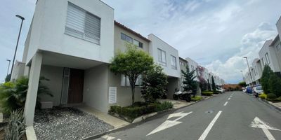 VENDO CASA UBICADA EN CIUDAD CONTRY ,EN CONJUNTO RESIDENCIAL, DE DOS PISOS.TRANSPORTE DEL MIO, TIENE CENTRO COMERCIAL A 5 CUADRAS .
CUENTA CON DOS PLANTAS.
PRIMER PISO : SALA COMEDOR,CUARTO O ESTUDIO,COCINA INTEGRAL,PATIO TRASERO,BAÑO SOCIAL.
SEGUNDO PISO : ALCOBA PRINCIPAL CON VESTIER Y BAÑO ,DOS HABITACIONES CON CLOSET, BAÑO DE ALCOBAS.
CONJUNTO CON GIMNASIO DOTADO,PISCINA ADULTOS Y NIÑOS ,SALON SOCIAL, CANCHA MULTIPLE.
INFO DIRECTA EN EL TRES,ONCE,SIETE,CINCO,CINCO,DIECINUEVE,SIETE TRES .  3117551973