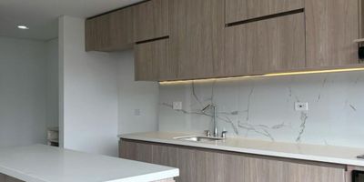 Vendo apartamento para estrenar en Medellin sector Guayabalia. El apartamento cuenta con 2 alcobas amplias, 2 baños, estudio, sala comedor, cocina integra, balcón, zona de ropas y parqueadero cubierto. Urbanización nueva con agradables zonas comunes, integrado Aguacatala, fácil acceso y sector en desarrollo