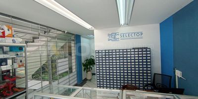 Atos Inmobiliaria vende local en el Centro Comercial Totocentro, con un área de 28 m², ubicado sobre la Avenida Universitaria. Cuenta con un baño y bodega, ofreciendo un espacio funcional para tu negocio. Su diseño comercial incluye una fachada frontal en vidrio, excelente visibilidad y una cortina con vidrio lateral junto a la escalera. No pierdas esta oportunidad perfecta de inversión para comprar o hacer realidad tu emprendimiento. ¡Contáctanos y agenda tu cita!