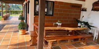 Área lote 3300mtrs, área construida 140mtrs, a alcobas, 4 baños, sala interior y exterior, parqueadero para 7 vehículos, 2 cuarto útil, jacuzzi, no tiene red de gas, servicios une de energía e internet, acueducto veredal, 100% cercada. sector la esperanza.