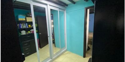 Casa con Renta en Venta en Villamaría, Caldas ??

Invierte en una propiedad con excelente rentabilidad en Villamaría. Esta casa de dos niveles cuenta con dos rentas independientes, ideal para generar ingresos desde el primer día.

Primer piso: Espacio acogedor con 3 habitaciones (2 con clóset), 1 estudio, 1 baño y cocina integral. Actualmente genera una renta de $900.000.

Segundo piso: Distribución funcional con 3 habitaciones, 1 estudio, 2 baños, 3 clósets y cocina integral. Actualmente rentado por $1.100.000.

Extras y Ubicación: Se entrega con persianas en todas las habitaciones. Ubicada en un barrio tranquilo, cerca de iglesia, colegios y supermercado.

¡Una oportunidad única para vivir y rentar en un solo lugar! Contáctanos para más información. ?


