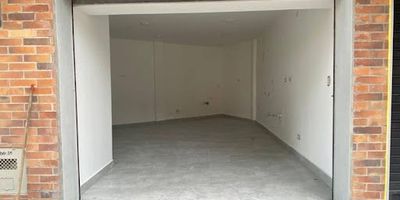 Arrienda el lugar perfecto para tu negocio! Te invitamos a conocer un local en arriendo ubicado en el vibrante barrio La América, en Medellín. Este espacio es ideal para emprendedores y comerciantes que buscan una ubicación estratégica en una zona de alto tráfico y excelente accesibilidad.Características principalesAmplio espacio con múltiples posibilidades de uso.Cerca de vías principales, transporte público y comercios.Ambiente seguro y acogedor.