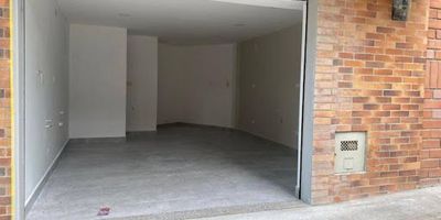 Arrienda el lugar perfecto para tu negocio! Te invitamos a conocer un local en arriendo ubicado en el vibrante barrio La América, en Medellín. Este espacio es ideal para emprendedores y comerciantes que buscan una ubicación estratégica en una zona de alto tráfico y excelente accesibilidad.Características principalesAmplio espacio con múltiples posibilidades de uso.Cerca de vías principales, transporte público y comercios.Ambiente seguro y acogedor.
