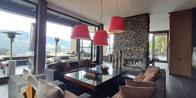 Casa en venta en La Calera, Cundinamarca – Exclusividad, amplitud y confort

Descubre esta impresionante casa de 1.600 m² de área privada en un lote de 2.117 m², diseñada para quienes buscan lujo y comodidad. Cuenta con 5 habitaciones familiares, alcoba de servicio, zona de TV, estudio y 12 baños. Sus amplios espacios incluyen sala-comedor, chimenea, terraza, balcón y zona de ropas. Además, ofrece seguridad con puerta reforzada y un parqueadero con capacidad para 20 vehículos (15 cubiertos y 5 descubiertos). Ubicada en un entorno natural privilegiado, cerca de Tiendas D1 y Carulla La Calera, con excelentes accesos por la vía principal La Calera y Camino a la Virgen Vereda El Hato. ¡Contáctanos para más información y agenda tu visita!