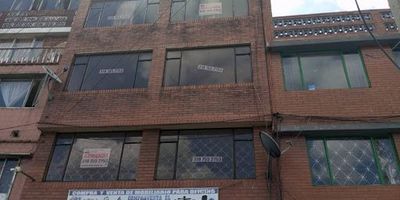 Espectacular apartamento en arriendo, ubicado en cuarto piso en el barrio Gustavo Restrepo. Está ubicado en la localidad Rafael Uribe Uribe, muy cerca de la Av. Caracas, estaciones de Transmilenio cerca al parque metropolitano bosques de san Carlos, cerca al centro comercial caracas. Al ingresar encontrará una sala, comedor con cocina cerrada, pisos en baldosa, cuenta con tres habitaciones, dos baños, cocina, cuarto de ropas, Servicios de agua, luz y gas. Cualquier información comunicarse al teléfono 3166939833 o correo carlos.ricoinmobiliariabogota.com. El equipo de Inmobiliaria Bogotá está comprometido a brindar una experiencia de vida excepcional para nuestros clientes desde el momento en que se unen a nuestra comunidad.