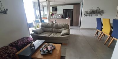 Moderno apartamento ubicado en la Loma De Los Mesa Envigado. 3 alcobas, 2 de ellas con baño integrado y la tercera lo tiene en pasillo.
La alcoba principal adicional, cuenta con amplio vestier 
Sus espacios amplios e independientes proporcionan comodidad, tranquilidad y privacidad a sus residentes.
Cocina moderna con doble barra hacia el balcón y el comedor, para gozar de desayunos familiares y la preparacion de ricas comidas en union y diversión.
Unidad muy completa, que no provoca salir de ella, pues tiene teatro, canchas de microfutbol, fútbol, gimnasio, turco, coworking, piscina, carril de nado, entre otros.
Parqueadero doble lineal y cuarto util.
Predial $ 3.800.000 al año.
Muy cerca a la Av El Poblado, transversal intermedia, guarderias, colegios, universidades, centro comercial, malls de comidas, servicios bancarios, de salud, comercio y gastronomia.
Servicio cercano de transporte, del integrado del metro.