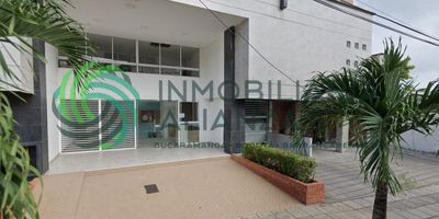 Se arrienda local amplio ubicado en calle principal Edificio Titanio con área de 46 M2, consta de salón amplio, 1 baño, Ingreso con puerta de vidrio. Acá está la oportunidad para la ubicación de su negocio. Contáctanos visita sin costo.
