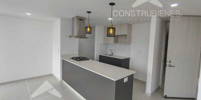 Apartaestudio en arriendo – Itagüí, Sector SuraméricaDisfruta de la comodidad y la vista panorámica que ofrece este apartamento en unidad cerrada, ubicado en el piso 17 con ascensor en el sector Suramérica, Itagüí. Un espacio moderno y bien distribuido, ideal para quienes buscan confort y ubicación estratégica.Características:Área: 55 m²1 habitación con vestier2 bañosSala-comedor ampliaBalcón con excelente vistaZona de ropas independienteCocina integralPortería permanenteUbicación privilegiada con acceso a transporte público, supermercados y zonas comerciales. Contáctanos para más información y agenda tu visita.