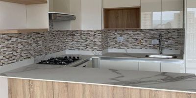 Hermoso Apartamento de 75 m2 Ubicado en Unidad Cerrada.
Cuenta con 2 Alcobas (Alcoba Ppal. con Baño &amp; Vestier) Baño Social, Balcón con Vista Panorámica, Salón Comedor, Cocina Integral con Barra, Zona de Ropa, Red de Gas &amp; Calentador.Parqueadero Cubierto, Cuarto Útil &amp; Parqueadero de Visitantes.Conjunto Cerrado Con Portería 24 Horas, Ascensor, Gimnasio, Turco/Sauna &amp; Zonas Comunes en Construcción.Inmueble Ubicado en Zona Residencial, Colegios/Universidades, Parques Cercanos, Supermercados, Club House, Zona Pet &amp; Laundry Ro