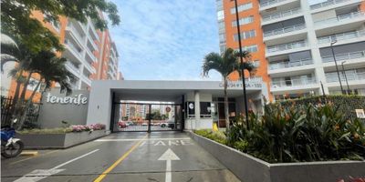 Este hermoso apartamento de 83 mts, ubicado en el noveno piso de un conjunto residencial con excelente ubicación en estrato 5, es la opción ideal para quienes buscan un espacio moderno e iluminado. Cuenta con 3 cómodas habitaciones, 3 baños (uno de ellos medio), cocina integral y un amplio balcón que se integra a la sala-comedor y se convierte en el lugar perfecto para recibir a familiares y amigos. También cuenta con espacio para estudio o sala de TV y parqueadero propio en plataforma. Con una distribución funcional, cada rincón de la propiedad ha sido diseñado para ofrecer comodidad y estilo. La luz natural invade cada habitación gracias a sus amplias ventanas, creando un ambiente acogedor y relajante. El conjunto residencial cuenta con club house de tres plantas con gimnasio, turco, dos salones sociales, terraza y piscina para adultos y niños. Además, la ubicación privilegiada, a diez minutos caminando del centro comercial Jardin Plaza y del Exito de Valle del Lili, convierten este apartamento en una excelente opción para quienes buscan comodidad y estilo. Contáctanos para agendar tú visita. Código 8592906.
