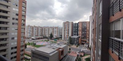 Maravilloso y lindo apartamento con 96m2 construidos hace solo 3 años, con 88m2 privados en octavo piso exterior, excelentes y lindos terminados, cocina integral abierta, zona de ropas con cuarto independiente, baño social, sala comedor amplia con balcón y buena vista, estudio abierto, tres habitaciones, dos con buen closet y la principal con vestier y baño privado, otro baño en el hall de alcobas, un parqueadero propio cubierto e independiente, conjunto con CLUB HOUSE, vigilancia 24/7, piscina, gimnasio dotado, salones comunales, zona BBQ, parque infantil, CCTV, ascensores, parqueadero para visitantes, control de acceso, linda zona estrato 4, La Felicidad sector Modelia. Observe o pida el video, con gusto le atenderemos.