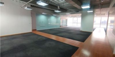 Oficina en Arriendo - Espacio Amplio en Sector Financiero

Se arrienda oficina de 373 m², ideal para empresas que buscan un espacio funcional, bien ubicado y con todas las comodidades para su equipo de trabajo. La propiedad cuenta con las siguientes características:

Características de la oficina:


 Sala de juntas amplia, perfecta para reuniones corporativas.
 Batería de baños para comodidad del personal y visitantes.
 Zona de cafetería para el descanso y bienestar de los empleados.
 Cuarto de aseo para el mantenimiento y limpieza de las instalaciones.
 Zona de recepción para una entrada organizada y profesional.
 Iluminación natural, lo que proporciona un ambiente de trabajo agradable y eficiente.


Infraestructura del edificio:


 8 años de antigüedad, con una estructura moderna y bien mantenida.
 8 pisos en total, con 3 ascensores de alta capacidad para un acceso rápido y cómodo.
 Vigilancia privada 24/7, garantizando la seguridad y tranquilidad en todo momento.
 Acceso con tarjeta y acceso vehicular sistematizado, para un control eficiente y seguro.
 Subestación eléctrica y planta de suplencia total, asegurando el suministro eléctrico constante y la continuidad operativa.
 Cuarto de residuos, para una correcta gestión de desechos.


La oficina está ubicada en una zona estratégica, en un sector financiero y rodeada de restaurantes, lo que la convierte en una opción ideal para empresas que buscan una ubicación con alta conectividad y acceso a servicios.

¡Contáctanos para más información y agendar una visita a esta excelente opción para tu empresa!
