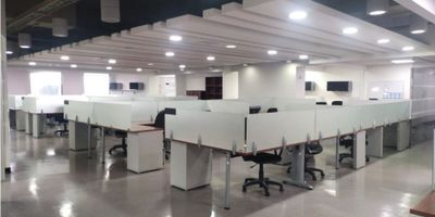 Oficina en Arriendo - Espacios Amplios y Funcionales - 106 Puestos de trabajo aprox.

Disponemos de una oficina de 721.23 m², distribuida en dos alas y un solo nivel, ideal para empresas que buscan flexibilidad y funcionalidad en su espacio de trabajo. Las características de la oficina son las siguientes:

Especificaciones de la oficina:


 Cableado estructurado tipo 6A, garantizando alta capacidad y velocidad en las comunicaciones.
 Cuarto de Rack de comunicaciones con infraestructura adecuada para sistemas tecnológicos.
 Cielo raso y luminarias de calidad para un ambiente de trabajo cómodo y eficiente.
 Mobiliario:
 
  87 puestos de trabajo.
  5 puestos sencillos.
  15 puestos para coordinadores.
  4 puestos gerenciales.
 
 
 2 salas de juntas amplias, ideales para reuniones corporativas.
 2 baterías de baño, distribuidas como sigue:
 
  4 urinarios y 3 baños en la batería de hombres.
  4 baños en la batería de mujeres.
 
 


Características adicionales:


 Zona de recepción para una entrada organizada y profesional.
 Zona de cafetería para el descanso y bienestar del personal.
 Amoblada (opcional): Opción de arrendarla sin muebles a $60.000/m² o $63.000/m² amoblada.
 3 ascensores de alta capacidad para un acceso eficiente a los pisos.
 Cuarto de aseo para el mantenimiento del espacio.
 2 depósitos para almacenamiento adicional.
 14 parqueaderos disponibles.


Infraestructura del edificio:


 Acometida eléctrica con capacidad garantizada de 32 KVA.
 Sensores de detección de incendios Edwards, monitoreados desde el centro de control del edificio.
 Gabinete contra incendios tipo III en cada piso.
 Sistema de iluminación de suplencia total directa de Codensa y plantas eléctricas para garantizar el funcionamiento continuo de las instalaciones.


La oficina cuenta con iluminación natural en todos los espacios, creando un ambiente de trabajo agradable y productivo.

Posibilidad de arriendo sin amoblar según las necesidades de tu empresa.

Esta pro