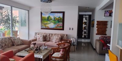 Descubre la elegancia y comodidad en este exclusivo apartamento de 3 habitaciones y 3 baños, ubicado en una de las zonas más prestigiosas de la ciudad. Con 118 metros cuadrados de espacio bien distribuido, cada rincón ha sido diseñado para brindar confort y estilo. El parqueadero privado garantiza seguridad y conveniencia. Disfruta de una vida sofisticada en este inmueble que combina lujo y funcionalidad a la perfección. ¡Bienvenido a tu nuevo hogar! Condominio Club Hause Verona ubicado al lado del Icesi , con exclusivas zonas comunes con Gimnasio, Sauna, piscinas, Turco y lobby.