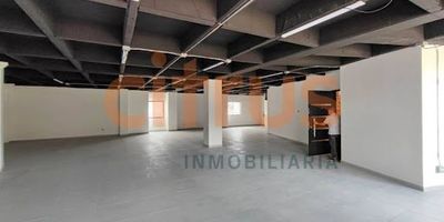 Bodega para estrenar en segundo piso, está cerca de una vía principal, tiene 180 m2, el piso es en cerámica, tiene 2 baños, cocineta, la altura es de aproximadamente 2.80 mts, el edificio cuenta con un ascensor con capacidad para 600 Kl tendrá energía trifásica con un transformador de 45 kva para tres bodegas, tiene puerta peatonal, excelente espacio para industria liviana como las confecciones. 