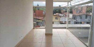 Oficina en zona Comercial, via principal, muy bien ubicado en Mall comercial sobre la 30, diagonal a estacion de metroplus.

Farith Copete 3014299381

Codigo No. No. 8611811 
