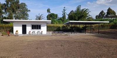 Lote de 5.400.m2 explanados .datos del lote ubicado en Rionegro, cerca a Zona E.Servicios públicos, pozo séptico de 10.000 litros.Oficina con cocineta,Kiosco,Destinación comercial,Sector tranquilo y campestre. para mayor información contactame:
Asesora:yenny lopez    cel:3245627227
CODIGO WASI: 8597089
