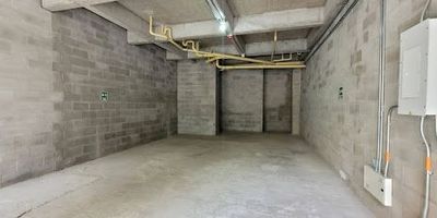 Arriende este local comercial en Medellín, Antioquia, situado en la reconocida URBANIZACION PLAZA VICUÑA. Con 65 m² construidos y 1 baño, este espacio es ideal para su negocio gracias a su excelente ubicación sobre avenida, garantizando gran visibilidad y fácil acceso para clientes. El inmueble, con 25 años de antigüedad, cuenta con vigilancia, aportando seguridad y tranquilidad. El canon de arriendo es de $5,300,000. Para más información sobre este local en arriendo en Medellín o para coordinar una visita, puede contactarnos a través de WhatsApp, la opción Quiero que me contacten o ver nuestros teléfonos.