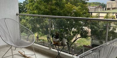 Descubre la elegancia y comodidad en este exclusivo apartamento NUEVOS 2 PISO de 3 habitaciones y 3 baños, ubicado en una de las zonas más prestigiosas de la ciudad. Con 114 metros cuadrados de espacio bien distribuido, cada rincón ha sido diseñado con meticulosa atención al detalle. La propiedad cuenta con 1 parqueadero para tu conveniencia. Disfruta de la tranquilidad y seguridad que ofrece este lugar, donde cada ambiente te invita a relajarte y disfrutar de momentos inolvidables. ¡Bienvenido a tu nuevo hogar! INFORMES: 3117039168 VIVIANA MONTAÑO