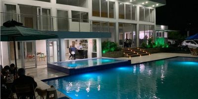 Casa campestre de 412 m2 en Chinchiná

Oportunidad de vivir rodeado de naturaleza en una casa de 412 m2 en parcelación campestre.
Ideal para familias que buscan amplios espacios de descanso y recreación.

Descripción de la propiedad
La vivienda ofrece seis habitaciones y ocho baños, incluida la suite principal con vestier y baño privado. La sala y el comedor se abren a un balcón panorámico y cuenta con cocina integral, bar, cuarto de ropas y un espacio adaptable como gimnasio u oficina.

Descripción del entorno y acceso
El exterior incluye piscina de 8x15 m, jacuzzi para quince personas y sauna junto a un sendero ecológico con lago de pesca y cancha de fútbol. El parqueadero para quince vehículos convive con portería y oratorio en una parcelación que admite permutas.

Contáctanos
Escríbenos por WhatsApp para recibir información detallada y coordinar tu visita. Nuestro equipo está listo para ayudarte a concretar esta inversión campestre.


