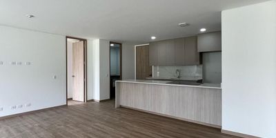 Apartamento en arriendo en unidad cerrada ubicada en un sector tranquilo, campestre y de poco flujo vehicular. Cuenta con piso de madera, sala comedor, 2 alcobas con baño en cada una y vestier en la principal, baño social, cocina integral abierta, cuarto útil, zona de ropas, balcón  y parqueaderos paralelos cubiertos.Conjunto cerrado con ascensor y zonas sociales que incluyen piscina, gimnasio, salón social, parques infantiles, zonas verdes, vigilancia y portería 24 horas, citofonía y circuito cerrado de tv.Inmuebles sujetos a verificación de disponibilidad.