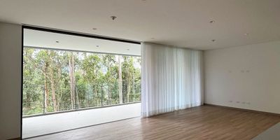 Apartamento en arriendo en unidad cerrada ubicada en un sector tranquilo, campestre y de poco flujo vehicular. Cuenta con piso de madera, sala comedor, 2 alcobas con baño en cada una y vestier en la principal, baño social, cocina integral abierta, cuarto útil, zona de ropas, balcón  y parqueaderos paralelos cubiertos. Conjunto cerrado con ascensor y zonas sociales que incluyen piscina, gimnasio, salón social, parques infantiles, zonas verdes, vigilancia y portería 24 horas, citofonía y circuito cerrado de tv. Inmuebles sujetos a verificación de disponibilidad.