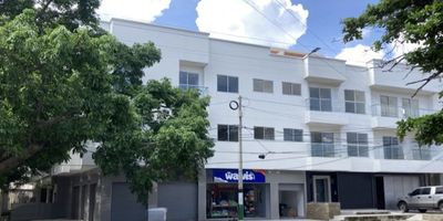 Local  listo para estrenar ubicado al norte de la ciudad de ambiente fresco y luz natural durante el día. Cuesta con espacio principal listo para adecuarlo al gusto de tu empresa o negocio, baño privado, esteras de seguridad, local esquinero, terraza amplia. El local ofrece parqueadero exterior amplias zonas de acceso. Es cercano cra 45, estadio Romelio Martínez, supermercado ara, avenida Olaya herrera amplias zonas peatonales y alto flujo vehicular.