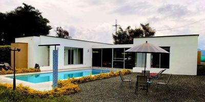 Casa campestre de 450 m2 en Santágueda

Oportunidad de disfrutar de 450 m2 rodeados de naturaleza y tranquilidad.
Ideal para familias y quienes buscan un refugio campestre con espacios amplios y versátiles.

Descripción de la propiedad
Esta casa cuenta con cinco habitaciones con clóset, incluyendo una principal con vestier y baño privado. La sala comedor se integra con la cocina integral y se complementa con un patio interno y zona de lavandería que aportan comodidad al día a día. En el exterior destaca la piscina, una zona de ping pong y áreas verdes diseñadas para el esparcimiento.

Descripción del entorno y acceso
Ubicada en Santágueda, goza de un ambiente sereno rodeado de naturaleza, con vías de acceso cómodas y cercanía a centros de servicios y recreación rural. El parqueadero descubierto para 18 vehículos facilita la organización de reuniones y eventos al aire libre.

Contáctanos
Escríbenos por WhatsApp para conocer más detalles y programar tu visita. Nuestro equipo te asesorará en cada paso para hacer realidad tu proyecto de vida campestre.


