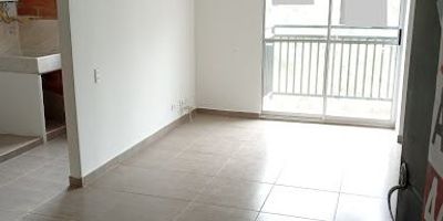 472-6814 Conaltura Inmobiliaria ofrece apartamento para venta en Bello, sector amazonia, cuenta con 52 m2, 2 alcobas, 2 baños, estudio, 2 closet, 1 balcón, zona de ropas, cocina integral con campana incrustada, horno de gas, piso en ceramica, 1 parqueadero cubierto. Ubicado en unidad cerrada con porteria 24 hras,  2 ascensores, cancha futbol, gimnasio, juegos infantiles, piscina adultos, piscina niños, parqueadero de visitantes. Cerca a al estacion de metro Madera. 