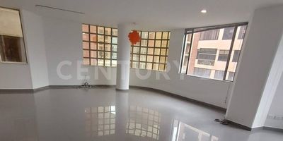 Te invitamos a conocer esta moderna oficina en venta, con acabados de alta calidad y en excelente estado, listo para ser operado de inmediato. Cuenta con un gran salón para adecuar oficinas o consultorios, un baño, cocineta y un cuarto de bodega o archivo.Su ubicación es privilegiada, con múltiples vías de acceso a la que facilitan la llegada de clientes.