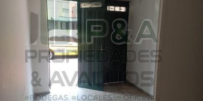 ¡Excelente oportunidad de negocio en el corazón de San Joaquín! 
Te ofrecemos este sorprendente local de 20m2, ideal para emprender tu proyecto. Ubicado en una de las zonas más dinámicas y en expansión de Medellín.
Contamos con un amplio y luminoso espacio con acabados de primera, baño completo y todas las conexiones necesarias para que instales tu negocio. 
¡El éxito te espera aquí! Estás a solo minutos de los mejores colegios y universidades de la zona. Alrededor tendrás un sin fin de opciones para comer y entretenerte en los reconocidos centros comerciales de la zona. 
Además, el transporte público es excelente, contando con estaciones de metro y buses a solo pasos. Tendrás un flujo constante de clientela potencial.