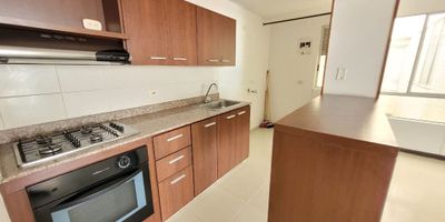 Descubre la elegancia y comodidad en este apartamento de 3 habitaciones y 2 baños, con 70 metros cuadrados de espacio perfectamente distribuido. Con una ubicación privilegiada, este inmueble ofrece un ambiente acogedor y funcional para tu familia. Además, cuenta con 1 parqueadero para tu conveniencia. ¡Haz de este lugar tu nuevo hogar!