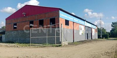 Esta bodega de 1200 metros cuadrados construídos y un área disponible de 5.300 metros cuadrados de lote para parqueaderos con rampas cubiertas para mantenieinto vehicular, está estratégicamente ubicada en el distrito portuario de Turbo, Antioquia, específicamente en el corregimiento de Currulao. Su localización sobre una vía nacional en un intercambio vial con glorieta, la convierte en una opción ideal para empresas que necesitan fácil acceso a las principales rutas de transporte. Además, se encuentra cerca de Puerto Antioquia, en el corregimiento de Nueva Colonia, lo que facilita significativamente las operaciones logísticas y el comercio.

La bodega está construida con una estructura amplia, diseñada para satisfacer todas las necesidades de almacenamiento y logística. Cuenta con sistemas de seguridad adecuados para proteger mercancías y bienes, techos altos que permiten el almacenamiento en altura, y una adecuada iluminación natural y ventilación para mantener un ambiente propicio para el almacenamiento de diversos tipos de productos.