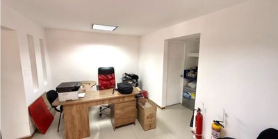 SE VENDELOCAL U OFICINA EN SAN FERNANDO CALI ND8613364

Ubicado en el primer piso de un edificio residencial esquinero, a solo tres cuadras del Parque del Perro, este espacio de aproximadamente 61 m² es ideal para oficina o negocio. Cuenta con dos baños y se encuentra en una zona tranquila, pero con buen flujo vehicular, lo que garantiza visibilidad y fácil acceso.

Una excelente opción para quienes buscan un espacio funcional en una ubicación estratégica.

Para más información o agendar una visita, contáctanos.
