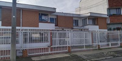 Espectacular casa en venta ubicada en el barrio Las Villas localidad de Suba, 2 niveles con vista exterior, un área construida de 250mts2, área de lote 7 x 29mts en una excelente ubicación cerca de avenidas principales como lo son la calle 127, Av. Suba y Av. Boyacá, con facilidad al transporte público, cerca de zonas comerciales, zonas verdes y sitios de interés. Cuenta con una excelente iluminación natural, 5 Habitaciones, 5 baños, garaje para tres vehículos, Jardín privado ,cocina integral, zona de ropas o patio bastante amplio, ideal para vivienda e inversión. Cod: 4031