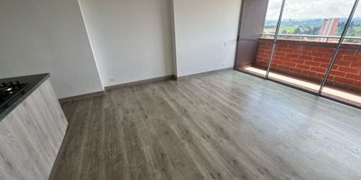 Codigo 26760. ? Apartamento en venta ubicado en Rionegro sector San JoaquinSe vende hermoso apartamento de 80 m² en el sector San Joaquín, Rionegro, ubicado en la unidad residencial 20 de 80.Cuenta con:	•	3 habitaciones, la principal con baño privado y vestier.	•	2 habitaciones auxiliares con acceso a un baño social completo.	•	Amplia sala-comedor con excelente iluminación.	•	Balcón con vista panorámica.	•	Cocina integral moderna.Ubicado en unidad cerrada con una gran variedad de zonas comunes:✅ Piscina✅ Sauna y turco✅ Jacuzzi✅ Gimnasio✅ Zona de mascotas✅ Co-working✅ Vigilancia 24/7Además, tiene fácil acceso a zonas comerciales, cerca del Mall Río Grande, Centro Comercial San Nicolás y la Universidad Católica.¡Agenda tu cita y conoce este increíble lugar para vivir!