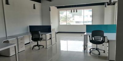 Rento oficina en piso intermedio.  En moderno edificio para negocios. Con una área de 54 mtrs, espacio abierto para establecer su empresa. Tiene aire acondicionado central, cuenta con un parqueadero.  Puede rentarse con el mobiliario con un valor adicional de $300 mil. El edificio cuenta con control de ingreso en portería, por piso tiene acceso a sala de reuniones para 15 personas, cocineta, baños para hombre y baños para mujer, además cuenta con auditorio con capacidad para 50 personas. 
Contactar a Claudia 3113839739.
