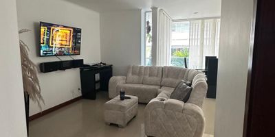 Apartamento en Venta en unidad cerrada con  buena ubicación en Pinares cerca a la avenida principal, supermercados de cadena, centros comerciales, clinicas, rutas de transporte publico y servicios complementarios. Cuenta con salacomedor, pisos en porcelanato, tres habitaciones y dos baños, estufa y calentador a gas, cocina integral meson en marmol, zona de ropas. La unidad cuenta con piscina, salon comunal, parques infantiles, zonas verdes, cuarto util y un parqueadero. Vigilancia y porteria las 24 Horas. Inmuebles sujetos a verificación de disponibilidad.
