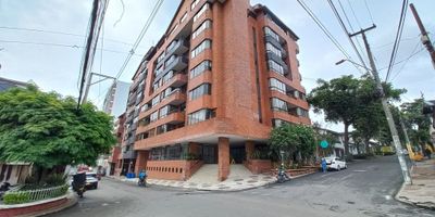 Apartamento duplex  en venta en el Edificio Multifamiliares El Edén, Barrio la Pola, ubicada sobre la Carrera Cuarta, cerca del Centro de la Ciudad , como vecindario encontramos: Plaza de Bolívar, Gobernación del Tolima, Catedral, Clínicas, Colegios, sector Comercial y Residencial, transitan las siguientes rutas: 82, 8, 18, 22, cómodas vías de acceso. El inmueble se encuentra distribuido así: Sala comedor, balcon, Tres habitaciones con closet, la principal con baño, estudio, baño auxiliar, cuarto de servicio con baño, cocina integral, zona de ropas, zona BBQ, baño, dos parqueaderos. El edificio cuenta: Vigilancia las 24 horas. El valor de la administración $450.000