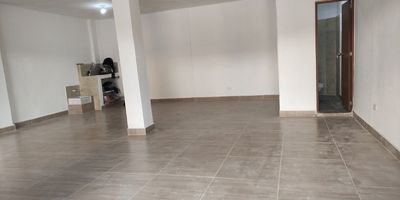 Codigo 26766. ? Local en arriendo ubicado en Itaguí sector Santamaria ? Características del Inmueble:✔ Área total: 80 m²✔ 1 Nivel – Espacio amplio y remodelado✔ 1 Baño privado + 1 baño común✔ Persiana enrollable de seguridad✔ Cocineta funcional✔ Altura de puerta: 2.5 m✔ Piso en porcelanato✔ Energía monofásica – Capacidad eléctrica: 110V? Ubicación y Entorno:Ubicado en Santa María, Itagüí, con acceso rápido a:✅ Avenida Santa María y Autopista Sur✅ Centro de la Moda✅ Zona comercial de alto flujo vehicular y peatonal? Canon de arriendo: $4.000.000 COP? Local ideal para negocios que buscan visibilidad, comodidad y ubicación estratégica.? ¡Contáctanos para más información o agendar una visita!