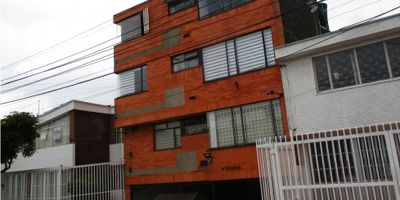 Se Vende Apartamento en Modelia – Edificio Timaná

? Área:


 Área construida: más de 50 m²,  Área privada: 48,39 m²


?️ Características del apartamento:


 Dos amplias alcobas con clóset
 Habitación principal con baño privado
 Baño social
 Sala-comedor con excelente iluminación natural
 Cocina integral
 Vista exterior al exterior del edificio
 Pisos en cerámica
 Parqueadero cubierto y propio (No. 1)


? Ubicación estratégica:
Situado en el reconocido barrio Modelia, caracterizado por su ambiente residencial rodeado de parques. Su localización es ideal para quienes buscan comodidad y fácil acceso a los principales puntos de la ciudad:


 A pocos minutos del Aeropuerto El Dorado
 Cerca de centros comerciales como Hayuelos,  Nuestro Bogotá, Gran Estación, Salitre Plaza, Multiplaza, el Edén, etc.
 Acceso rápido a importantes vías: Calle 26, Avenida Esperanza y Avenida Ciudad de Cali
 Próximo a Homecenter, Metro
 Cercano a colegios destacados, como el Colegio Bilingüe Nueva Alejandría,  Colegio Modelia Real, Liceo Navarra, colegio gimnasio Nuevo Modelia, etc


? ¿Por qué elegir este apartamento?
Su ubicación estratégica garantiza facilidad de desplazamiento hacia cualquier zona de la ciudad, el aeropuerto, centros comerciales y múltiples servicios, convirtiéndolo en una excelente opción para vivir o invertir.

¡No pierdas la oportunidad de conocerlo! ? Contáctanos para agendar una visita.
