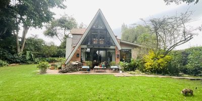 Codigo 18529. Descubre una espectacular casa campestre rodeada de exuberantes jardines y amplias zonas verdes, el refugio perfecto para quienes buscan paz y conexión con la naturaleza. La casa principal destaca por su diseño arquitectónico único y su interiorismo exclusivo, con espacios abiertos que integran armoniosamente funcionalidad y estilo.La cocina, el corazón del hogar, es amplia y luminosa, adornada con mesones de mármol y detalles rústicos que la convierten en una pieza única y encantadora. La alcoba principal, ubicada en el primer nivel, ofrece el lujo de un vestier, baño privado y acceso directo a una terraza con jacuzzi y jardín, ideal para momentos de relajación y privacidad.Además, la propiedad incluye una *tiny house* que aporta versatilidad y una tercera construcción con dos apartamentos independientes, perfectos para alojamiento adicional o mayor privacidad. Todo esto a solo minutos de Bogotá, antes de ingresar al encantador municipio de Cota.¡Una oportunidad de inversión incomparable para vivir, compartir y disfrutar al máximo!