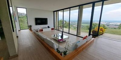 Se vende moderna casa en parcelación Laguna Seca 375.50 mts2. Consta de 4 habitaciones con baño, balcón, estudio, sala comedor, cocina equipada, habitación de servicio, laundry, amplias zonas verdes con posibilidad de construir casa auxiliar. Parqueadero para 8 carros. Informes Fernando Angel 3137040493 - Liliana Tovar 320 4882091 