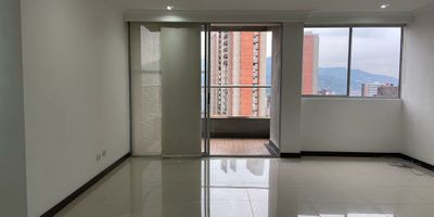 Apartamento en arriendo en unidad cerrada ubicada cerca a vía principal, mall, supermercados, colegios, servicios públicos de transporte, entorno campestre y servicios complementarios. Cuenta con piso en porcelanato, puerta de seguridad, sala comedor, estar de tv, 3 alcobas con baño en la principal, baño social, cocina integral abierta tipo americano, alcoba y baño de servicio, cuarto útil, zona de ropas, balcón y parqueadero independiente  cubierto . Conjunto cerrado con ascensor, y zonas sociales que incluyen piscina, gimnasio, salón social, parques infantiles, zonas verdes, vigilancia y portería 24 horas, citofonía y circuito cerrado de tv.  Inmueble sujeto a verificación de disponibilidad.
